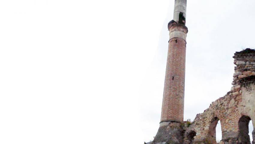 Tarihi camiye çirkin saldırı