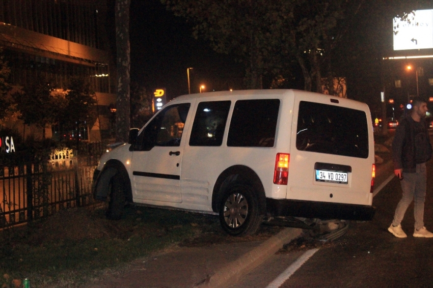 Beyoğlu’nda kontrolden çıkan araç ağaca çarptı: 1 yaralı