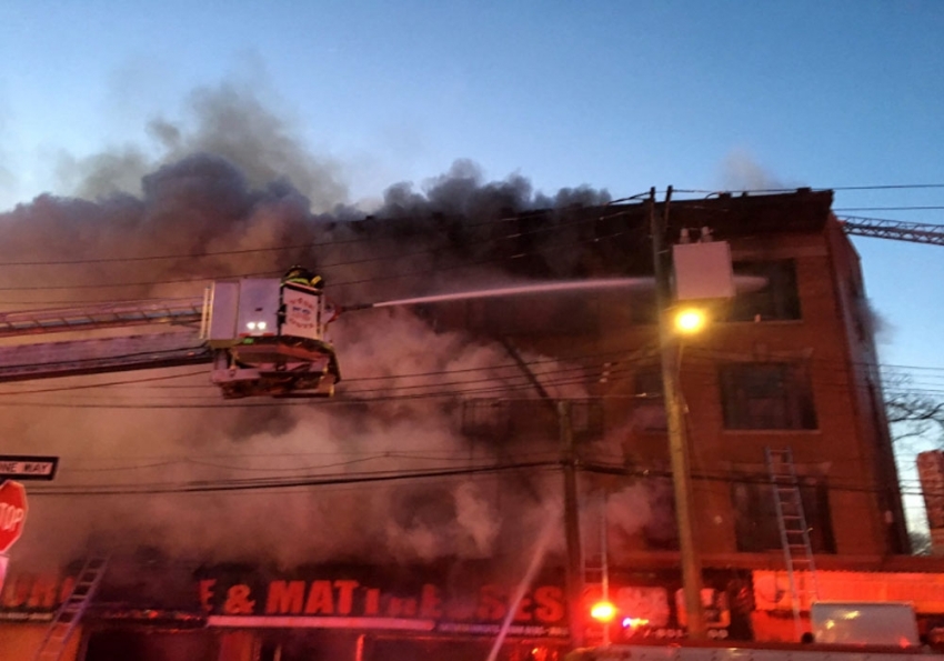 New York'ta 4 katlı binada yangın: 8 yaralı