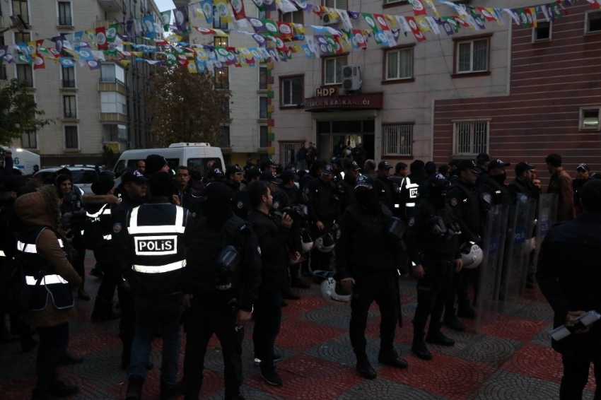 HDP binasında açlık grevi yapanlara operasyon: 26 gözaltı