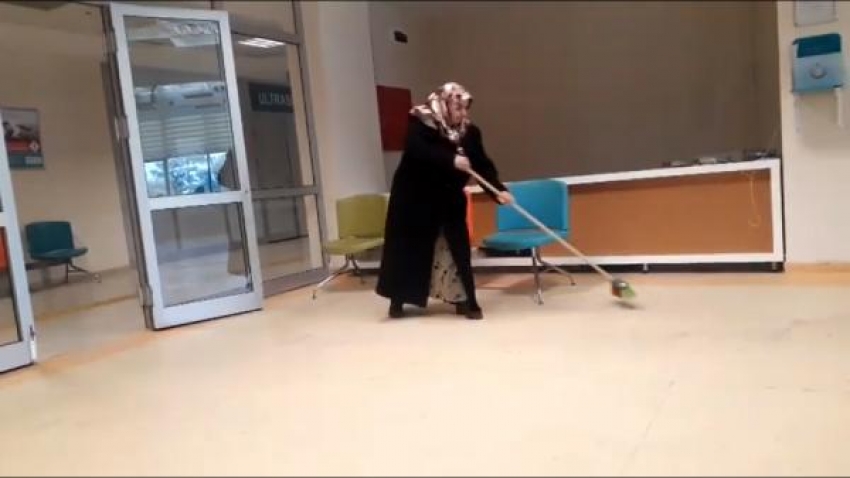 Bursa'da muayene için geldiği hastanede temizlik yaptı