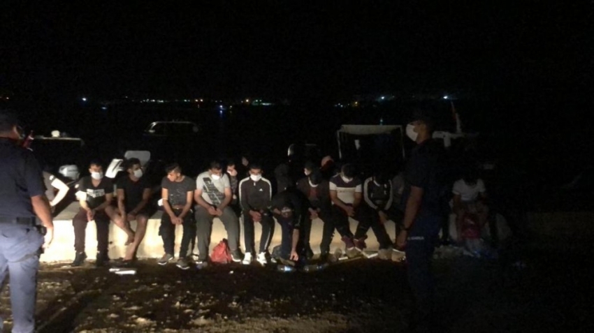 30 düzensiz göçmeni Kıbrıs’a götürmeye çalışan insan taciri tutuklandı
