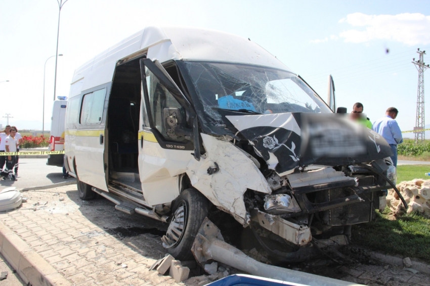 Servis minibüsü ile otomobil çarpıştı: 8 yaralı