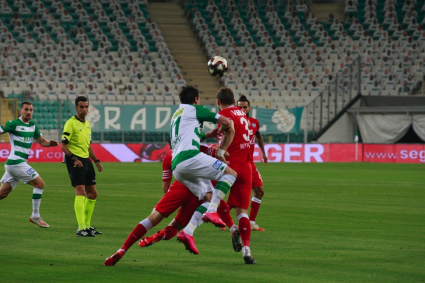 Bursaspor-Adana Demirspor maçında ilk yarı gol yok