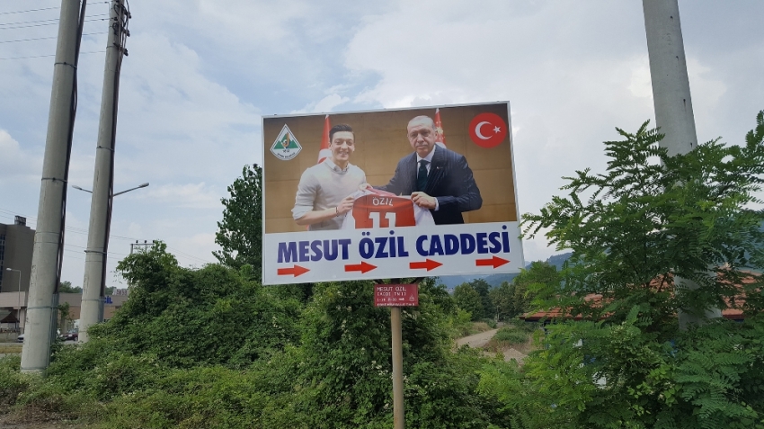 Mesut Özil Caddesi’ne Erdoğan’lı tabela