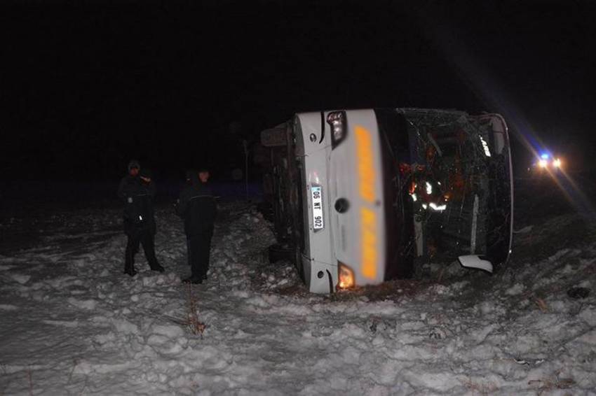 Sivas’ta yolcu otobüsü devrildi: 34 yaralı