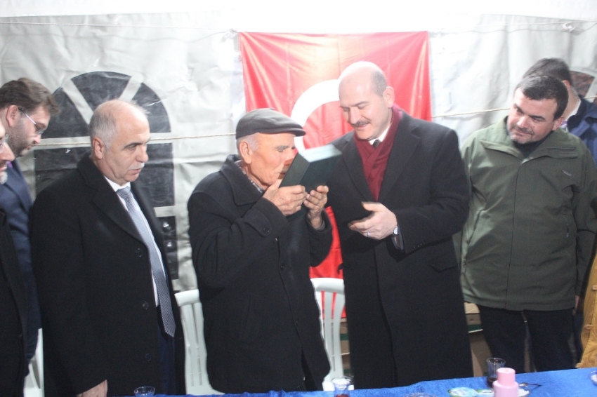 Bakan Soylu, Bitlis şehidinin baba evini ziyaret etti