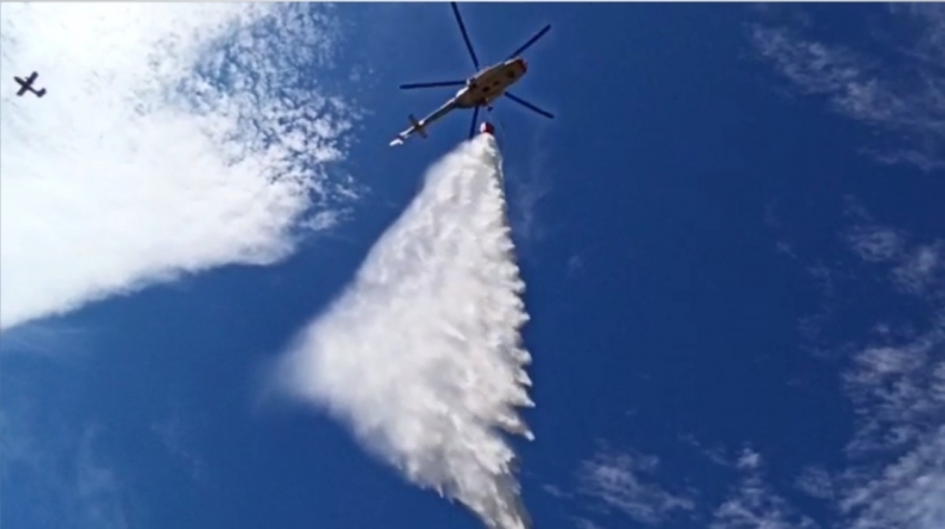 Marmaris’te uçak ve helikopterlerin art arda sortileri ile yangına müdahale sürüyor