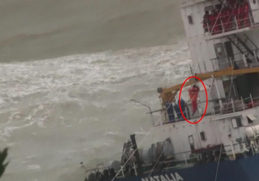 Karaya oturan gemiden 11 mürettebat kurtarıldı
