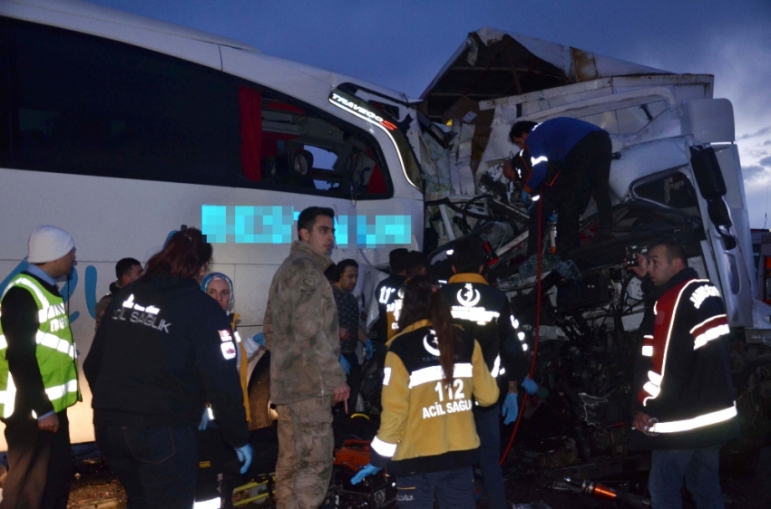 Yolcu otobüsü kamyona çarptı: 1 ölü, 40 yaralı