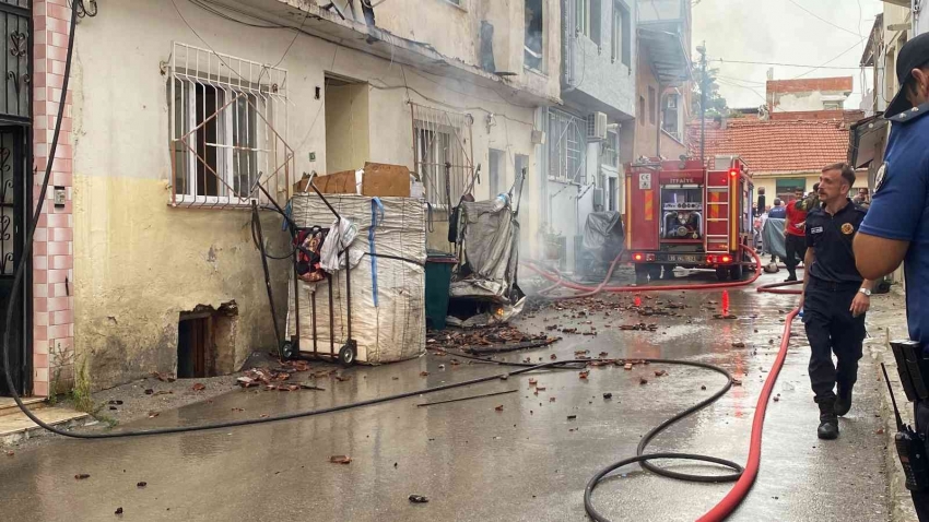Bursa’da alevler iki katlı evi küle çevirdi