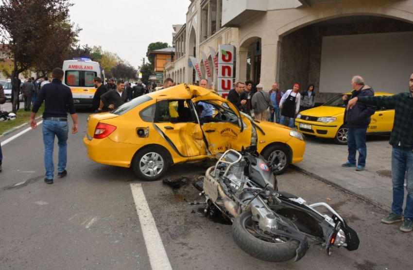 Bursa'da polis motosikleti taksi ile çarpıştı: 3 yaralı
