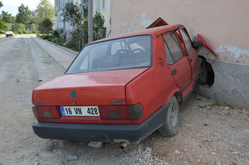 Bursa'da araba binayı deldi