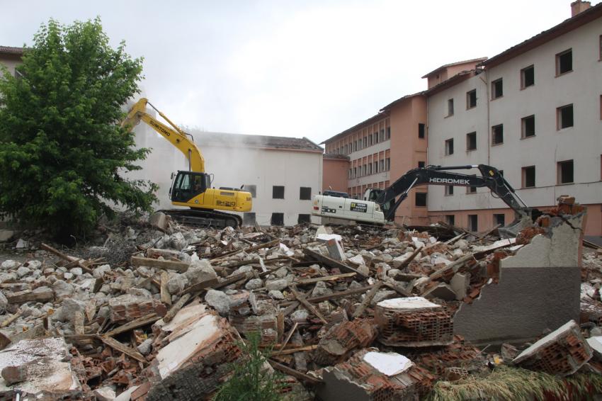 İnegöl'de hastane binasının yıkımına başlandı