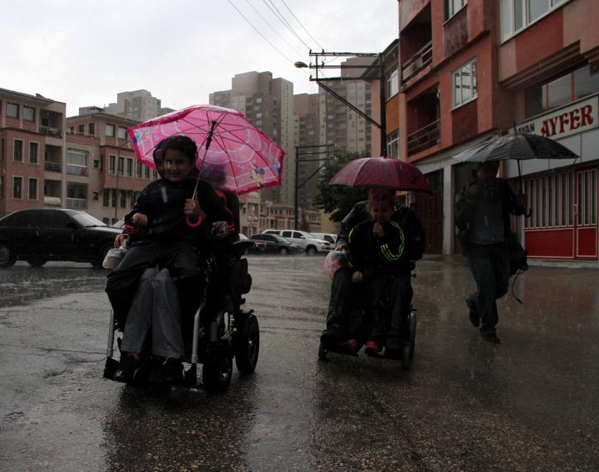 Bursa'da oy kullanmaya giden çift yağmura yakalandı
