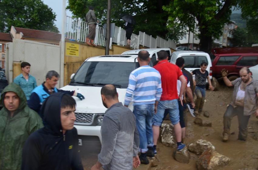 Bursa'da sel okulun duvarını yıktı olanlar oldu