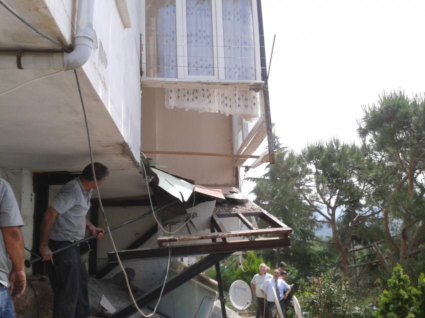 Kaçak balkon yıkıldı