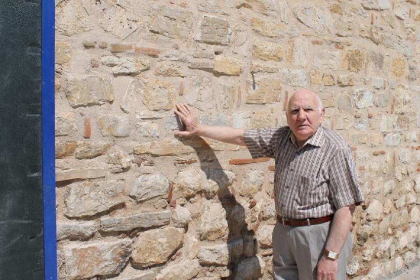445 yıllık tarihi duvarın yıkılmasına tepkiler bitmiyor