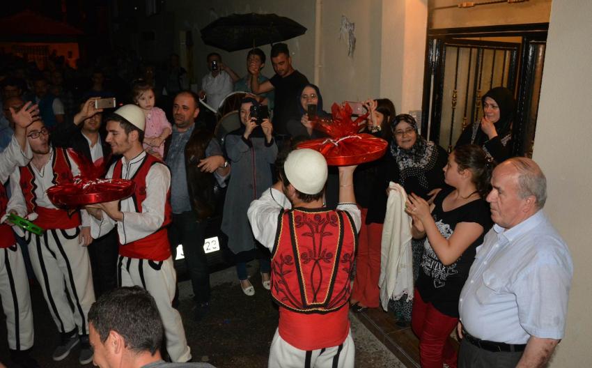 Arnavut göçmenlerinin sahur kültürü Bursa sokaklarında!