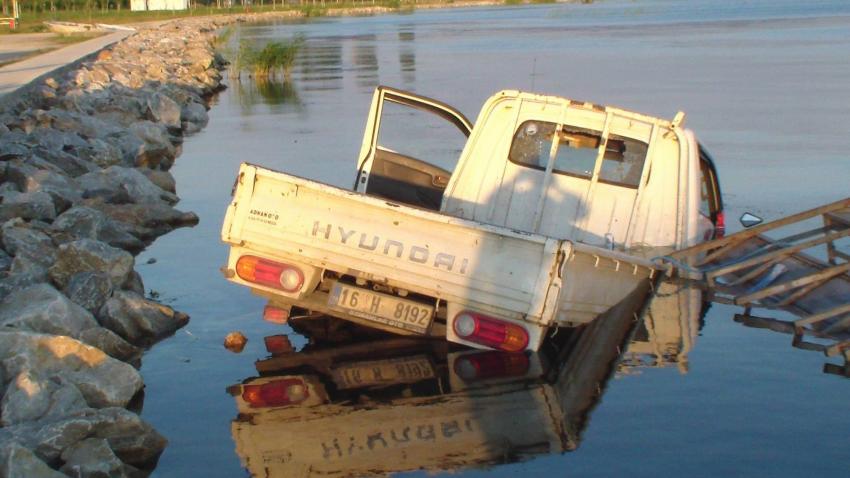 Bursa'da kamyonet göle uçtu!