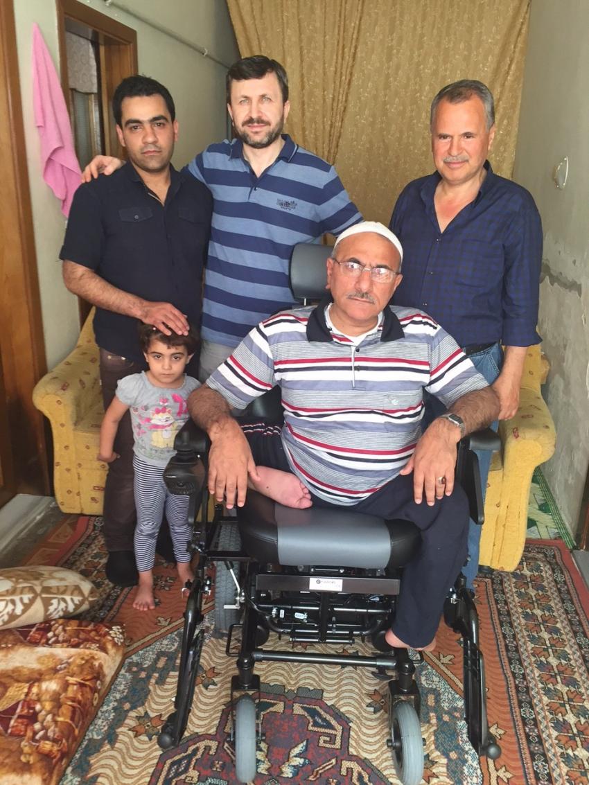 Suriyeli engelli esnafa Bursalı işadamından akülü sandalye 
