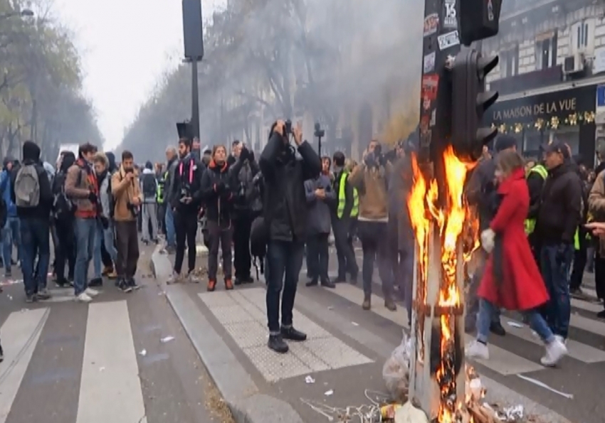 Paris sokakları son yılların en büyük grevine sahne oluyor