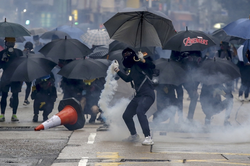 Hong Kong’da yağmur altında protesto