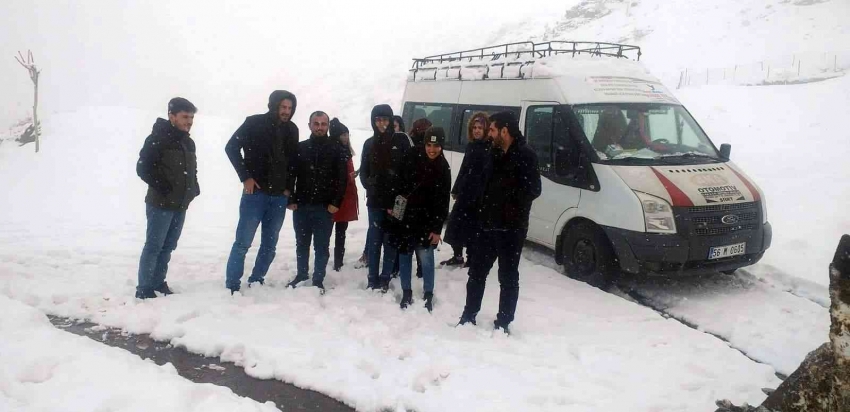 Siirt’te karda mahsur kalan 10 öğretmen kurtarıldı