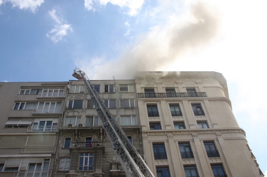 9 katlı bir binanın çatısında yangın