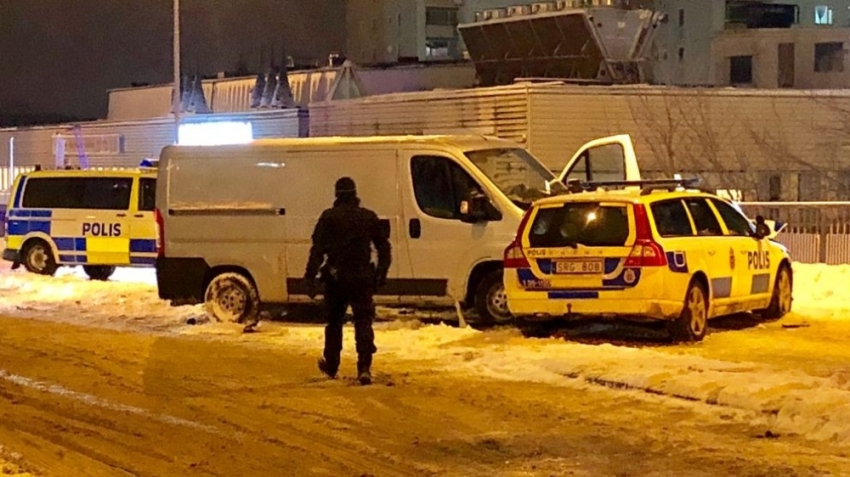 İsveç’te kaçan minibüs polis aracına çarptı