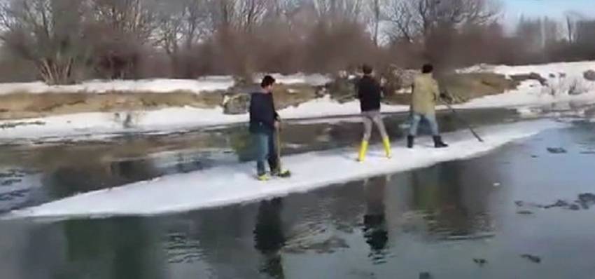 Buzdan sal yapıp nehrin karşısına geçtiler