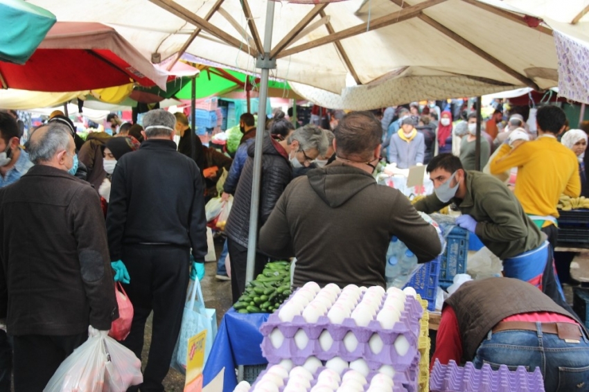 İzmir’de pazaryerinde sosyal mesafe kuralına uyulmadı