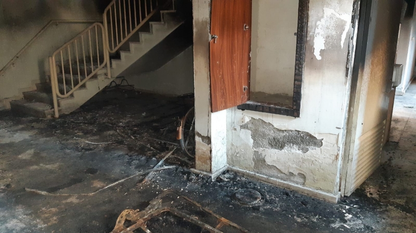 Anne ve 2 yaşındaki kızının 4. kattan atladığı yangınla ilgili site yönetimi müteahhidi suçladı