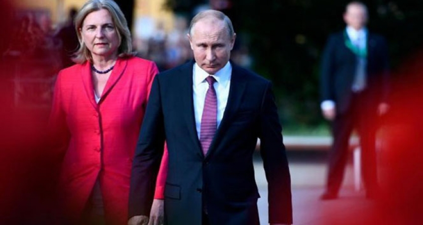 Putin'i düğününe davet eden Avusturya Dışişleri Bakanı Kneissl'ın istifası istendi