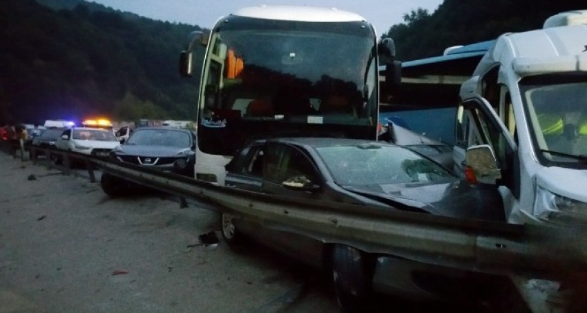 Bursa'da feci kaza: 34 araç birbirine girdi.