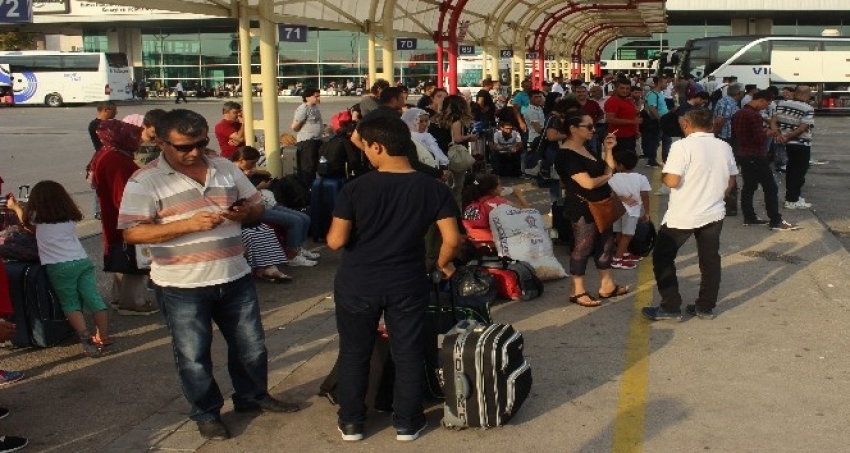 Vatandaşlar otobüs terminaline akın etti