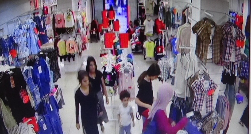 Kadın hırsızlar, alışveriş yapmaya gelen genç kadını soydu!