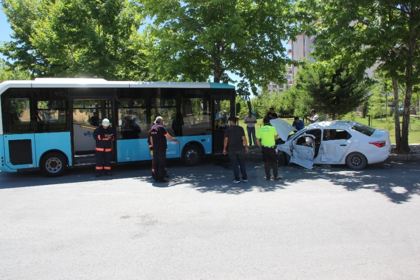 Özel halk otobüsü ile otomobil çarpıştı: 7 yaralı