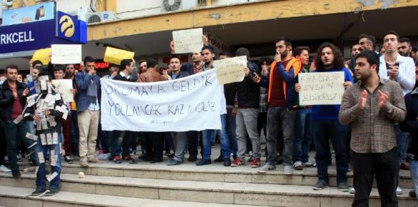 Üniversiteliler kira fiyatlarını protesto etti: Aileye 5, öğrenciye 15