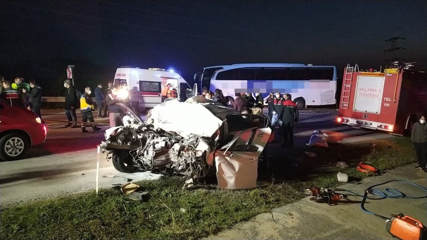 Yolcu otobüsü ile otomobil çarpıştı: 3 ölü, 11 yaralı...