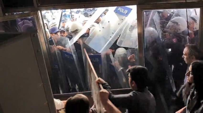 HDP önünde açıklama yapmak isteyen grup polise saldırdı