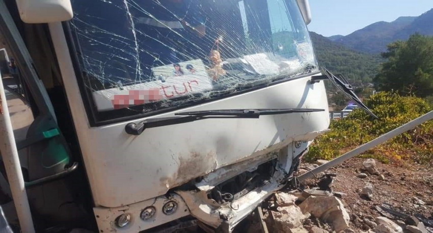 Tur midibüsü kayalıklara çarptı: 28 yaralı