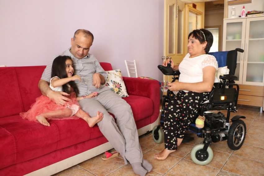Minik Zeynep engelli ailesinin hayatına renk kattı