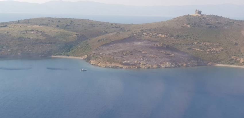 Maden Adası’nda örtü yangını helikopter ile söndürüldü