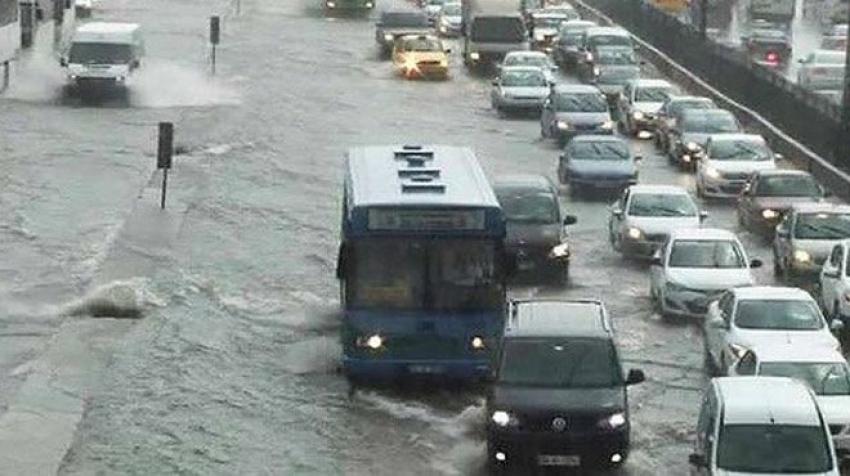 İstanbul‘da E-5‘i su bastı!