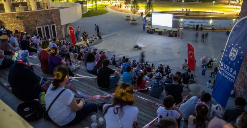 Bursa'da mesafeli sinemaya yoğun ilgi