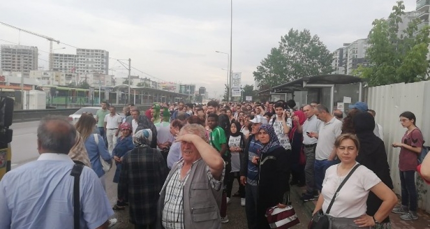 Bursa'da metroya yıldırım düştü