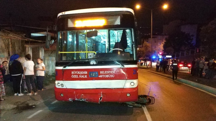 Halk otobüsü motosiklete çarptı: 2 ölü