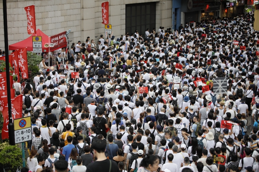 Hong Kong’da yüzbinler Çin’e karşı sokakta