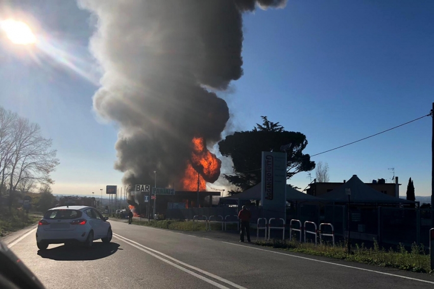 İtalya’da akaryakıt istasyonunda yangın: 2 ölü, 17 yaralı